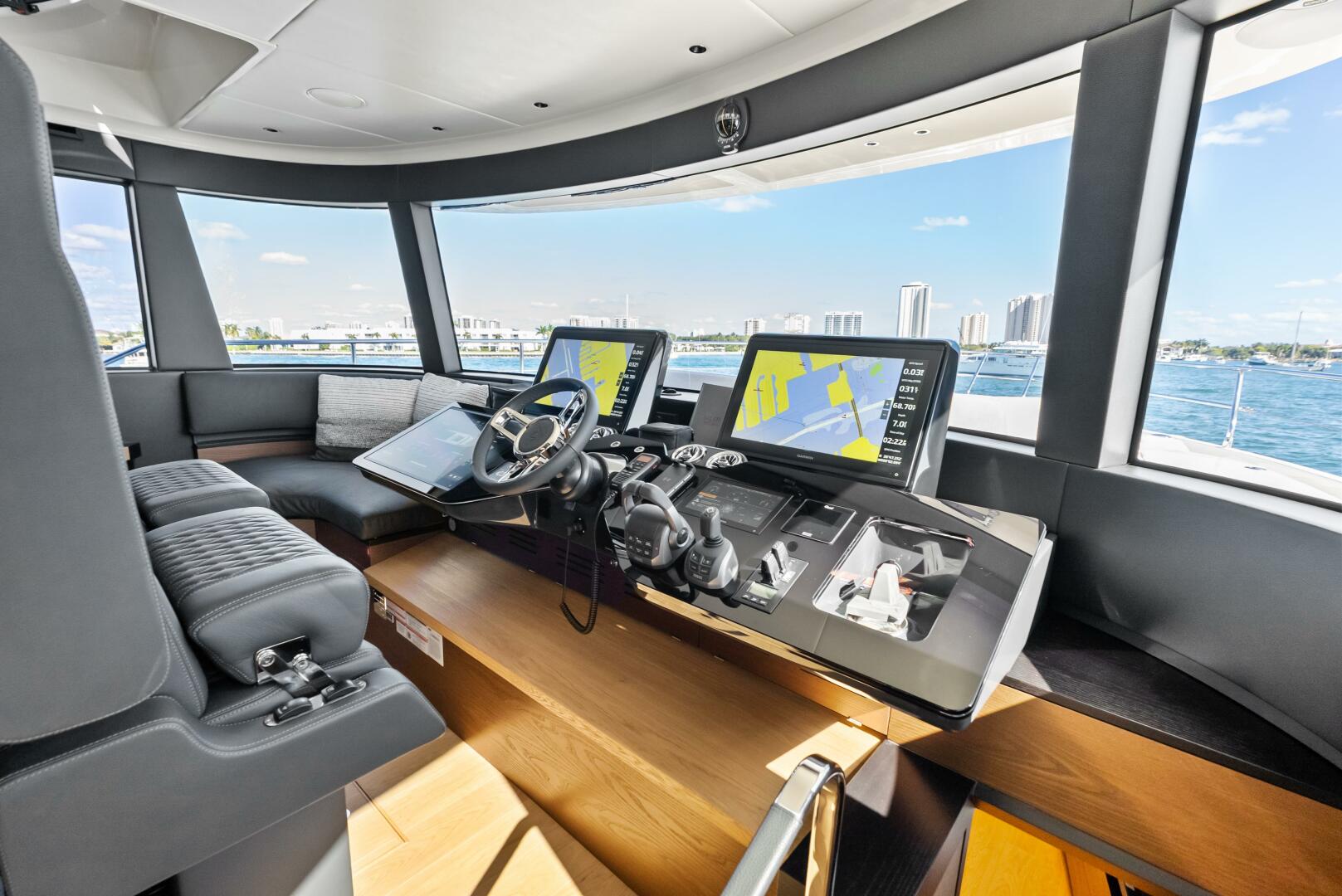 2025 Absolute 75 Navetta - Image 7