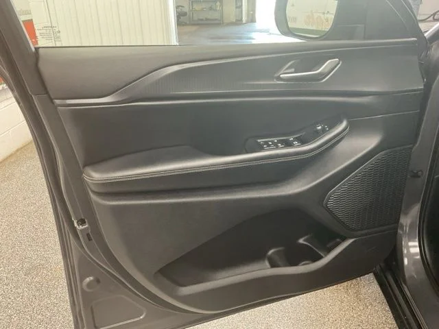 2023 Jeep Grand-Cherokee-L Laredo Altitude 4x4 - Image 11