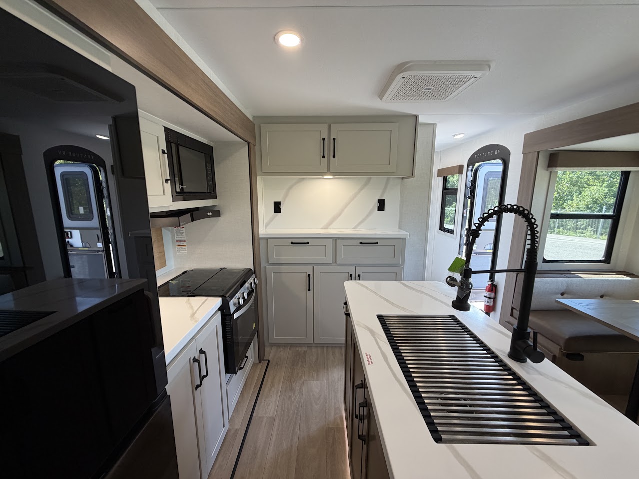 2027 VENTURE RV SPORTTREK 343VIB - Image 30