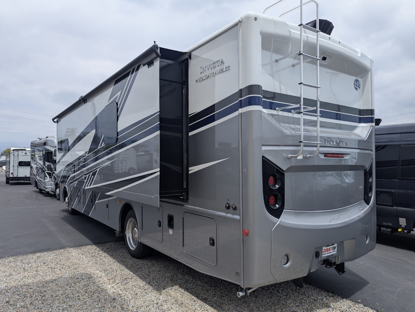 2026 Holiday Rambler Invicta 33HB - Image 4