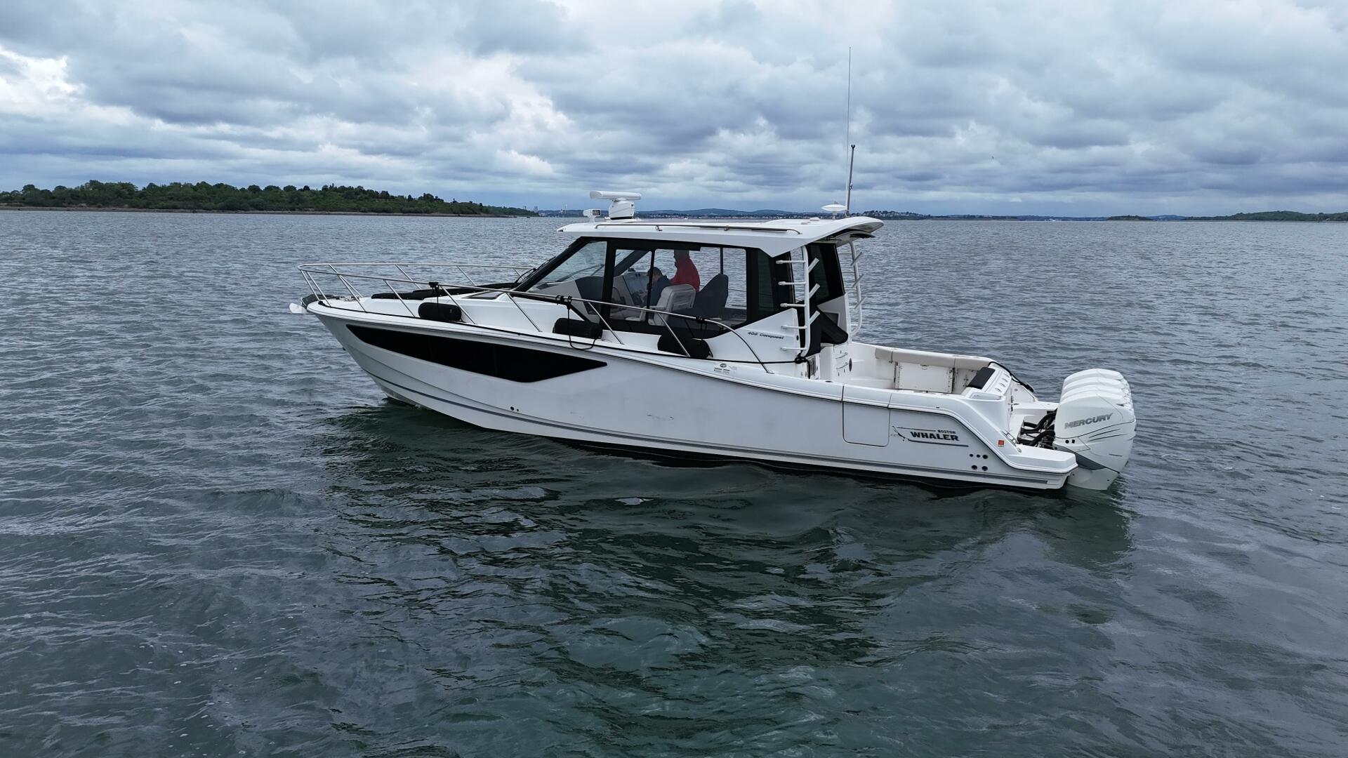 2021 Boston Whaler 405 Conquest - Image 8