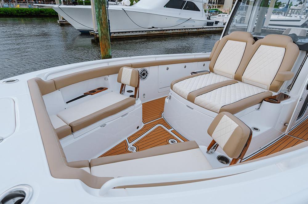 2024 Everglades 315 Center Console Standard - Image 16