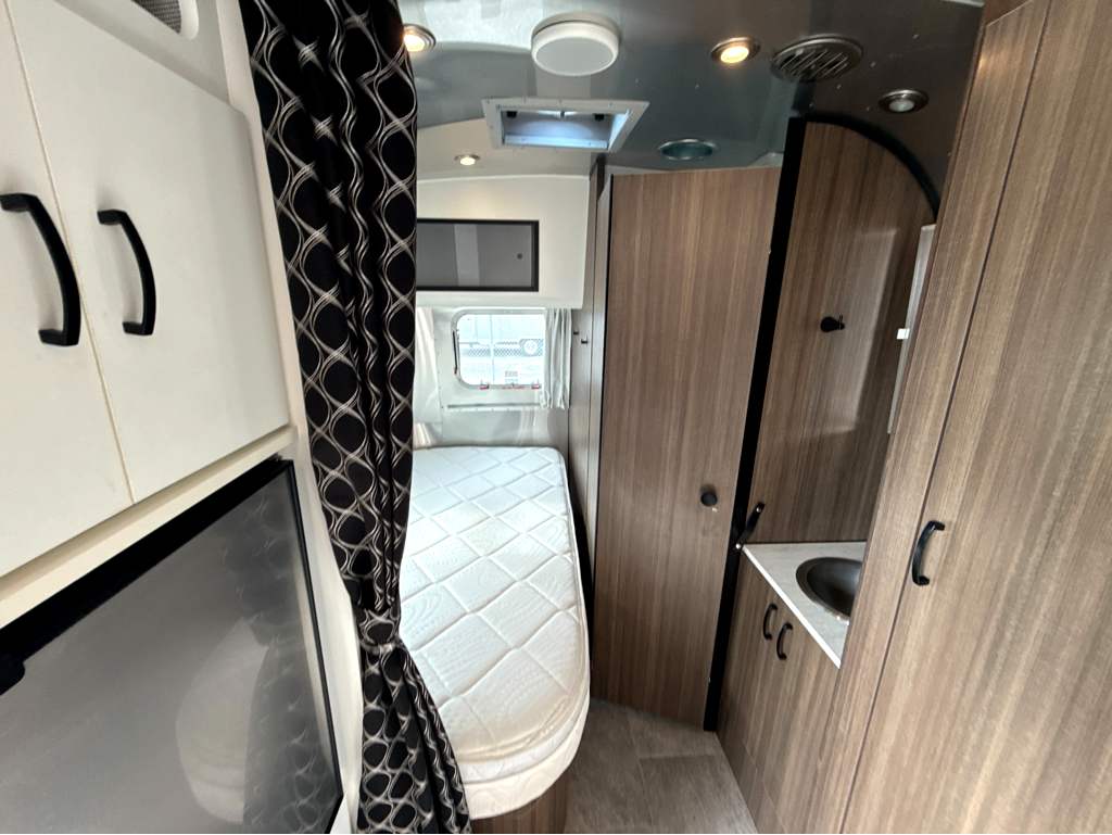 2022 AIRSTREAM CARAVEL 19CB - Image 11
