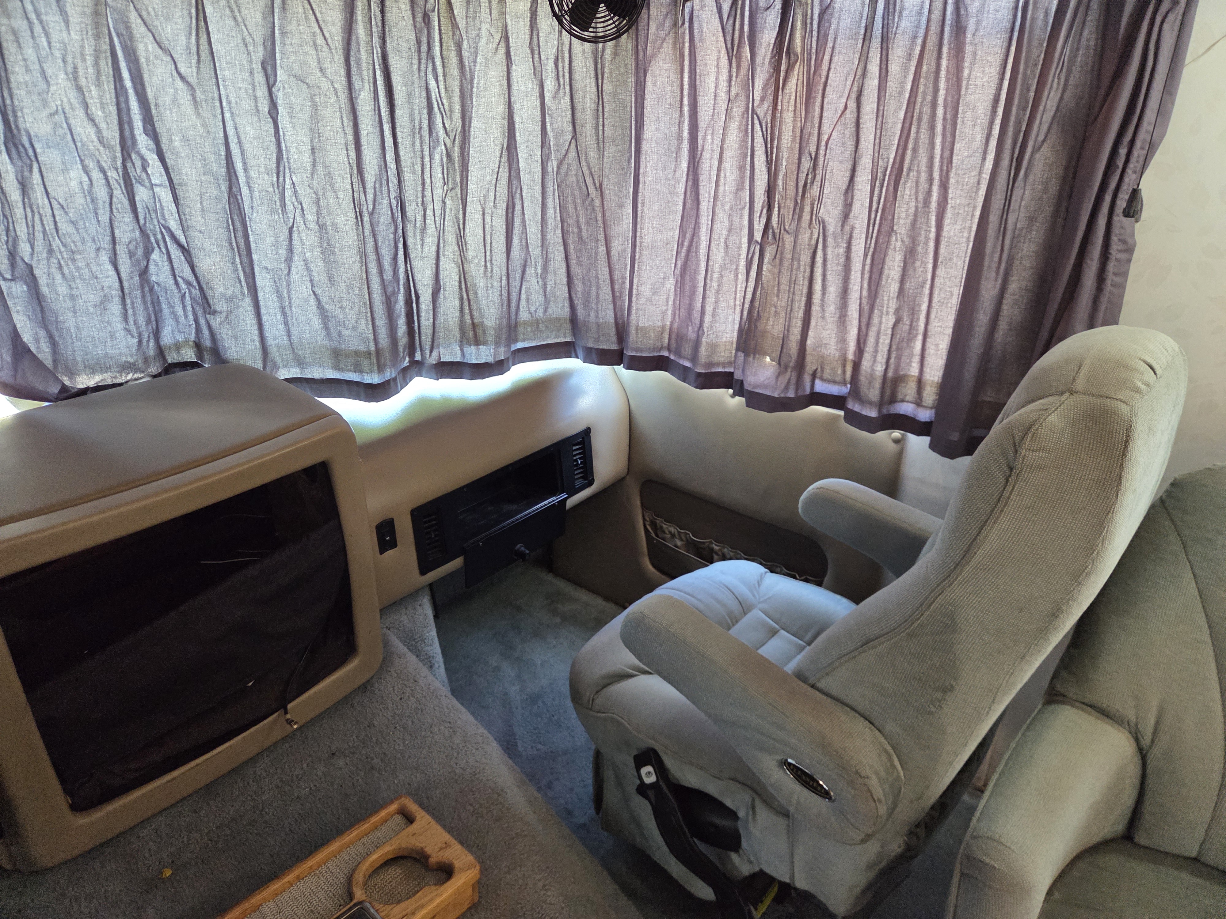 1997 Georgie Boy Cruise Master 3415 - Image 24