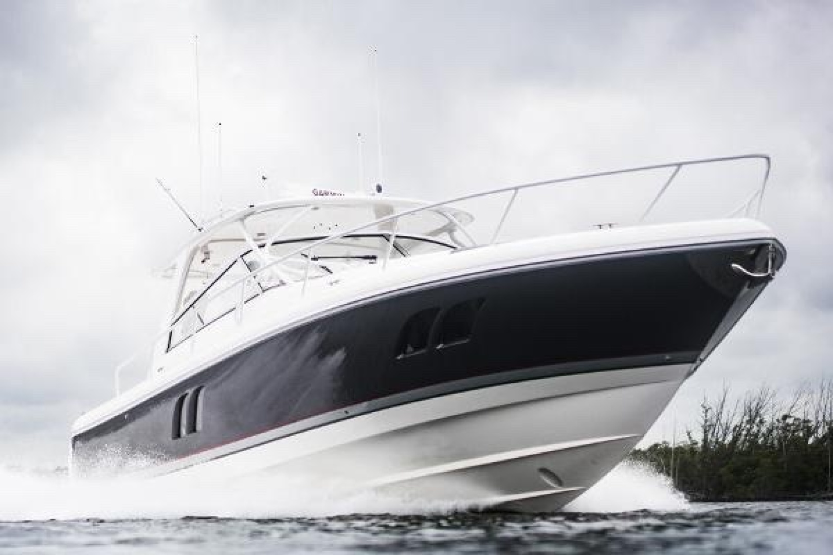 2019 Intrepid 475 Sport Yacht - Image 3