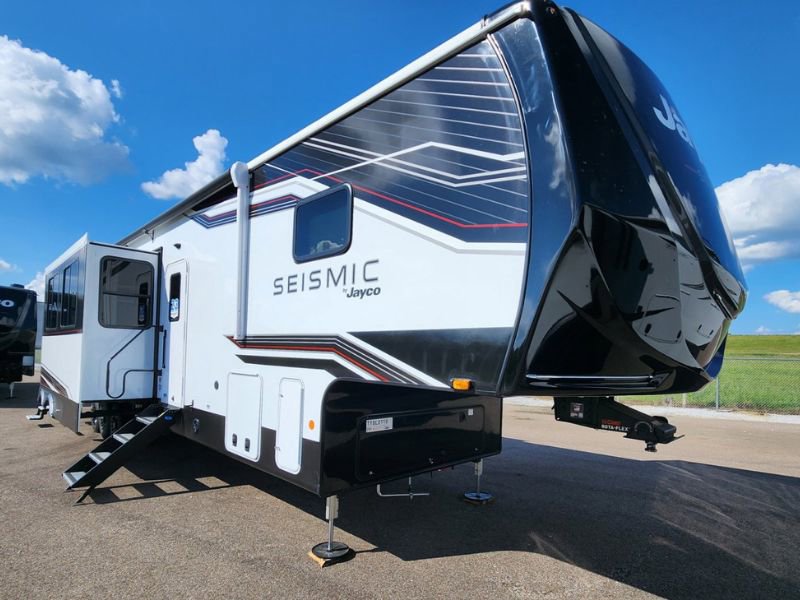 2026 JAYCO SEISMIC 395 - Image 1