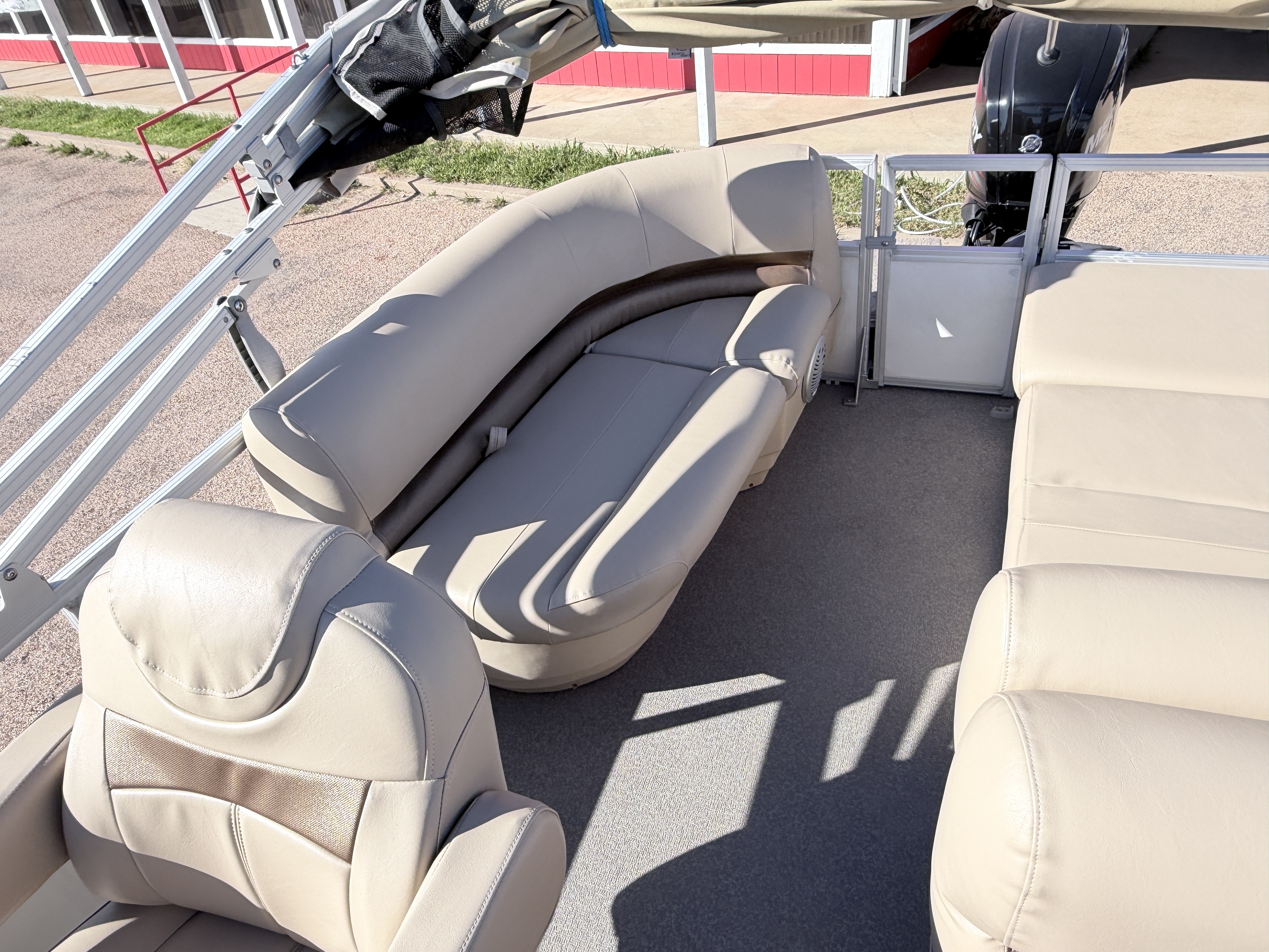 2017 TRACKER 2016 PARTY BARGE 22 DLX - Image 11