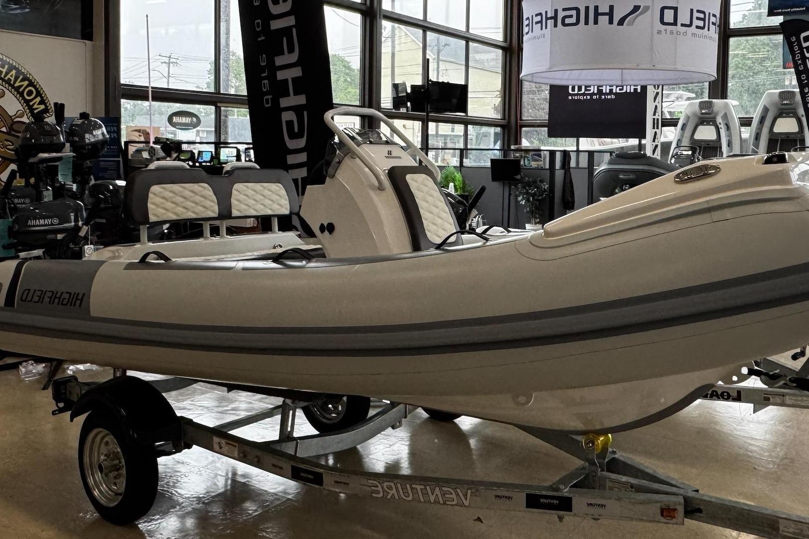 2025 Highfield Sport 390 Standard - Image 1