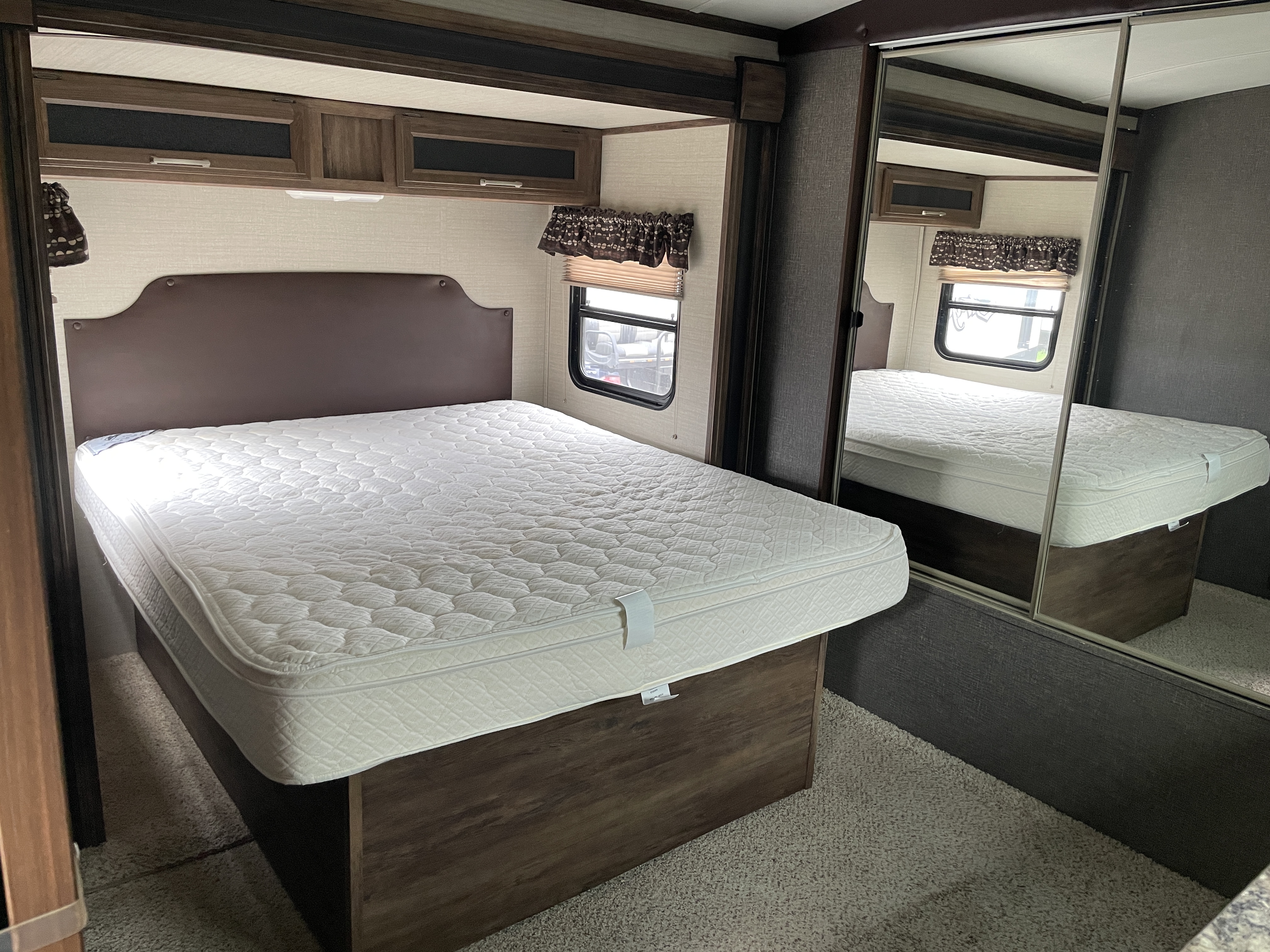 2016 Keystone RV Cougar Half-Ton 30RLI - Image 17