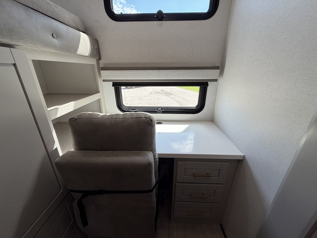 2027 JAYCO NORTH POINT 391TBBH - Image 31
