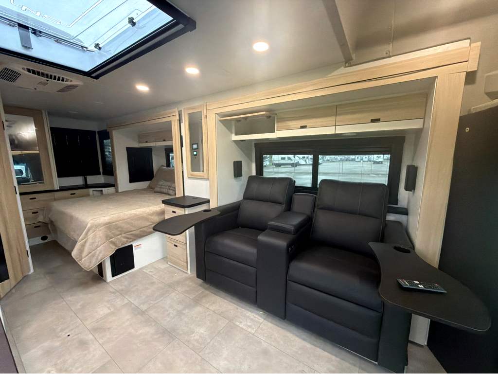 2027 ENTEGRA COACH QWEST 25L - Image 9
