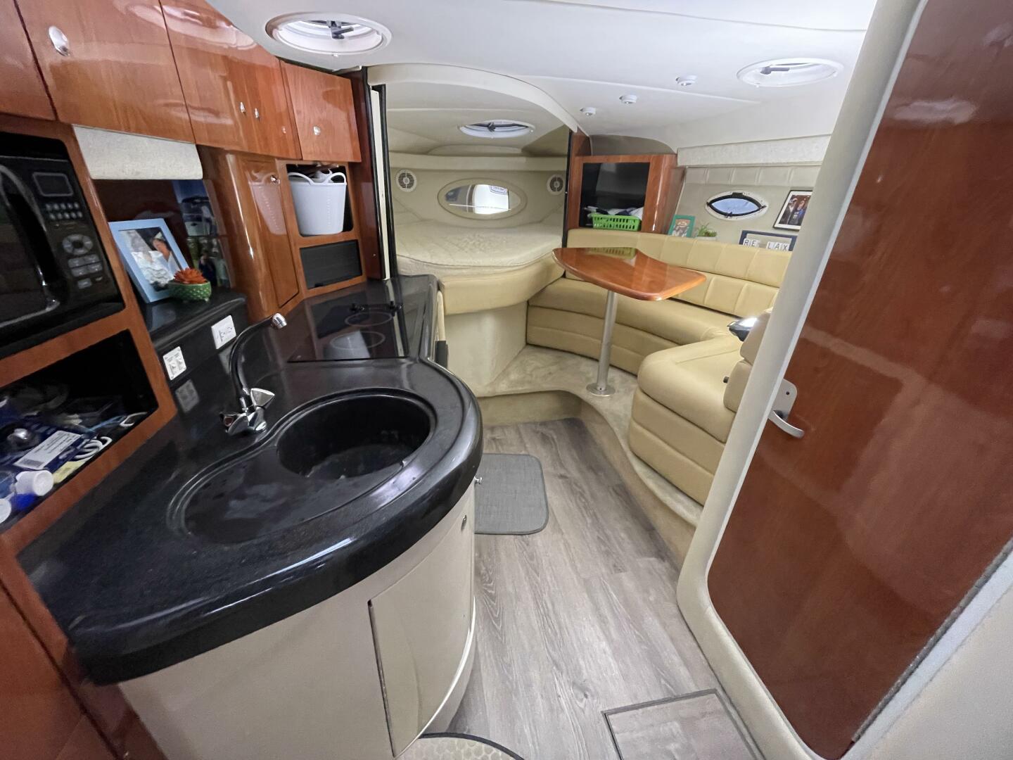 2005 Monterey 322 Cruiser - Image 26