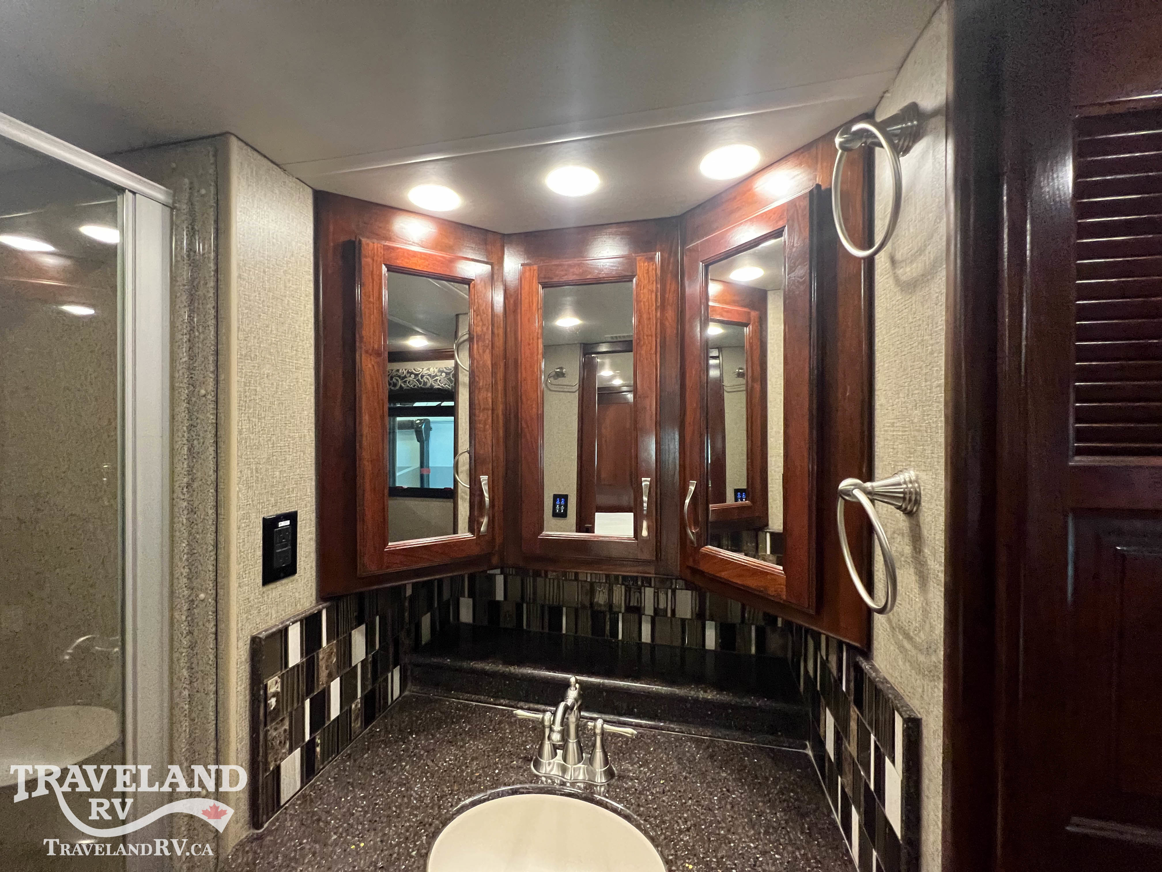 2018 Fleetwood Discovery LXE 40D - Image 31