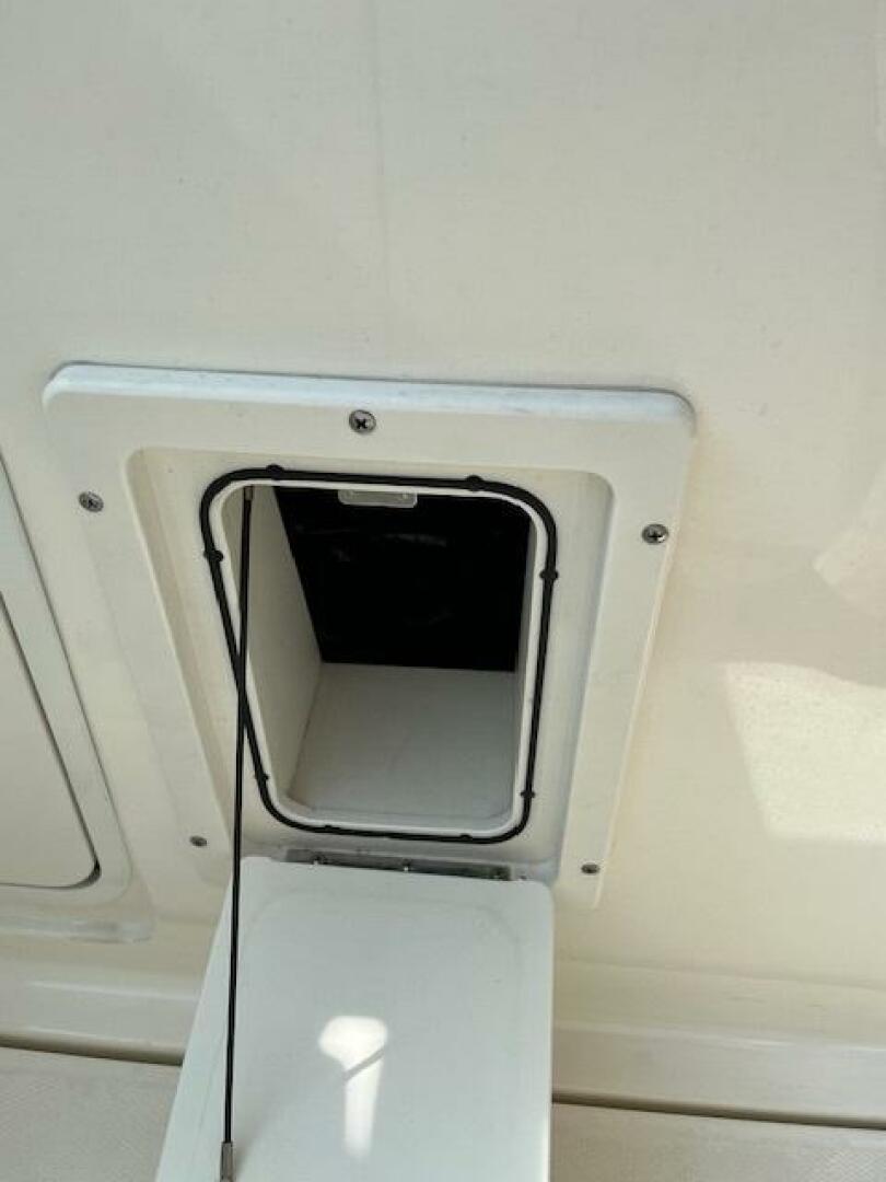 2018 Boston Whaler 270 Vantage - Image 15