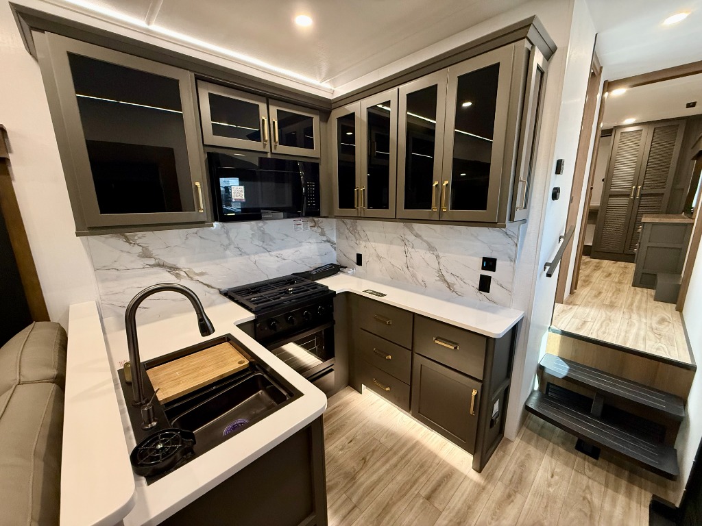 2027 High Country 391TB - Image 10