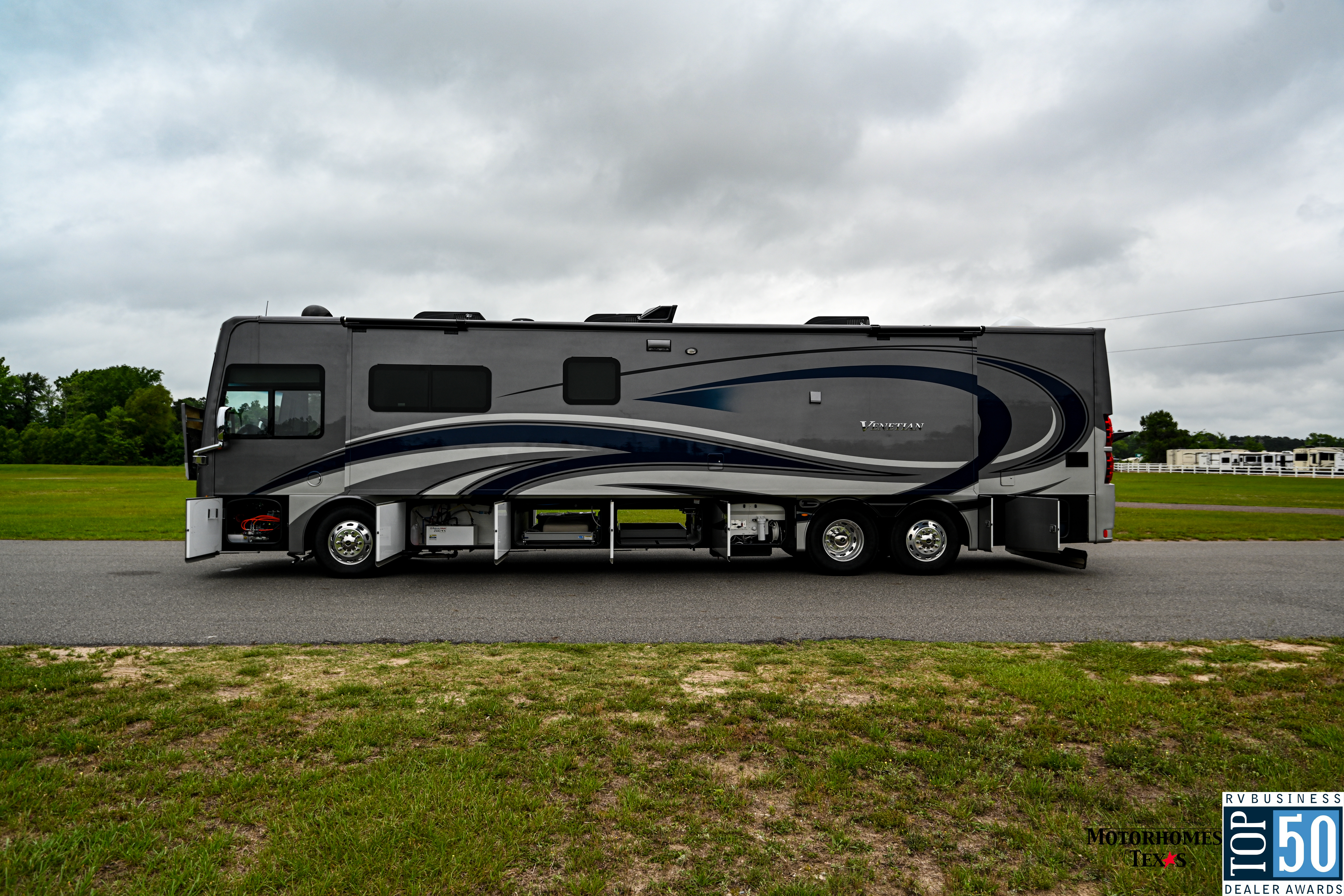 2022 Thor Motor Coach Venetian F42 - exterior 9