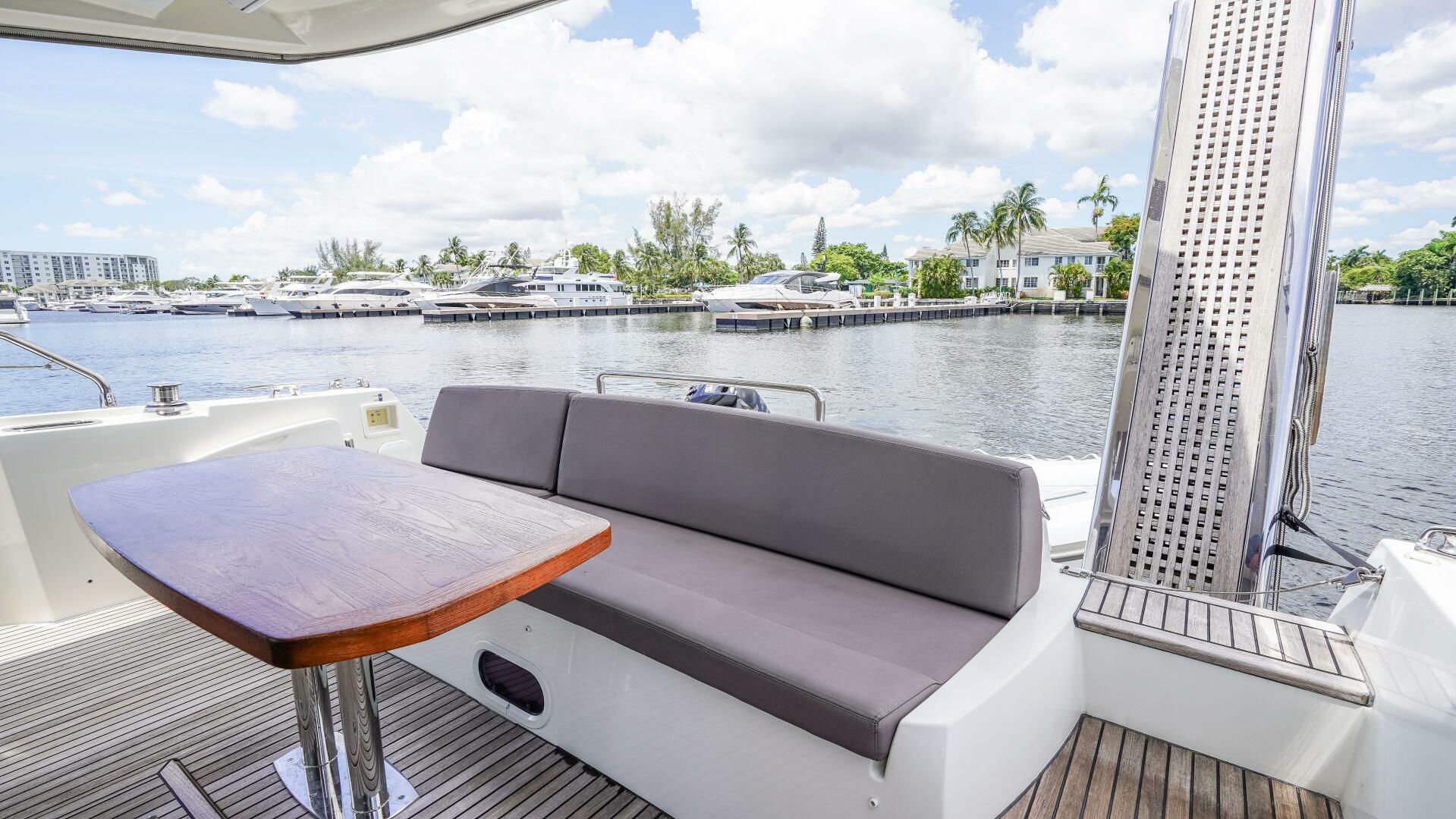 2018 Prestige 500 Flybridge - Image 10
