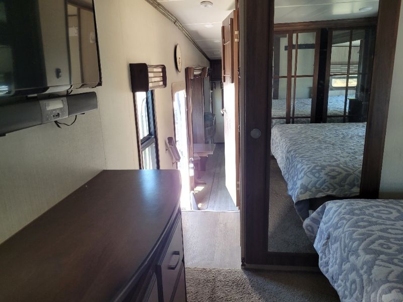 2018 Palomino Columbus 298RL - Image 22