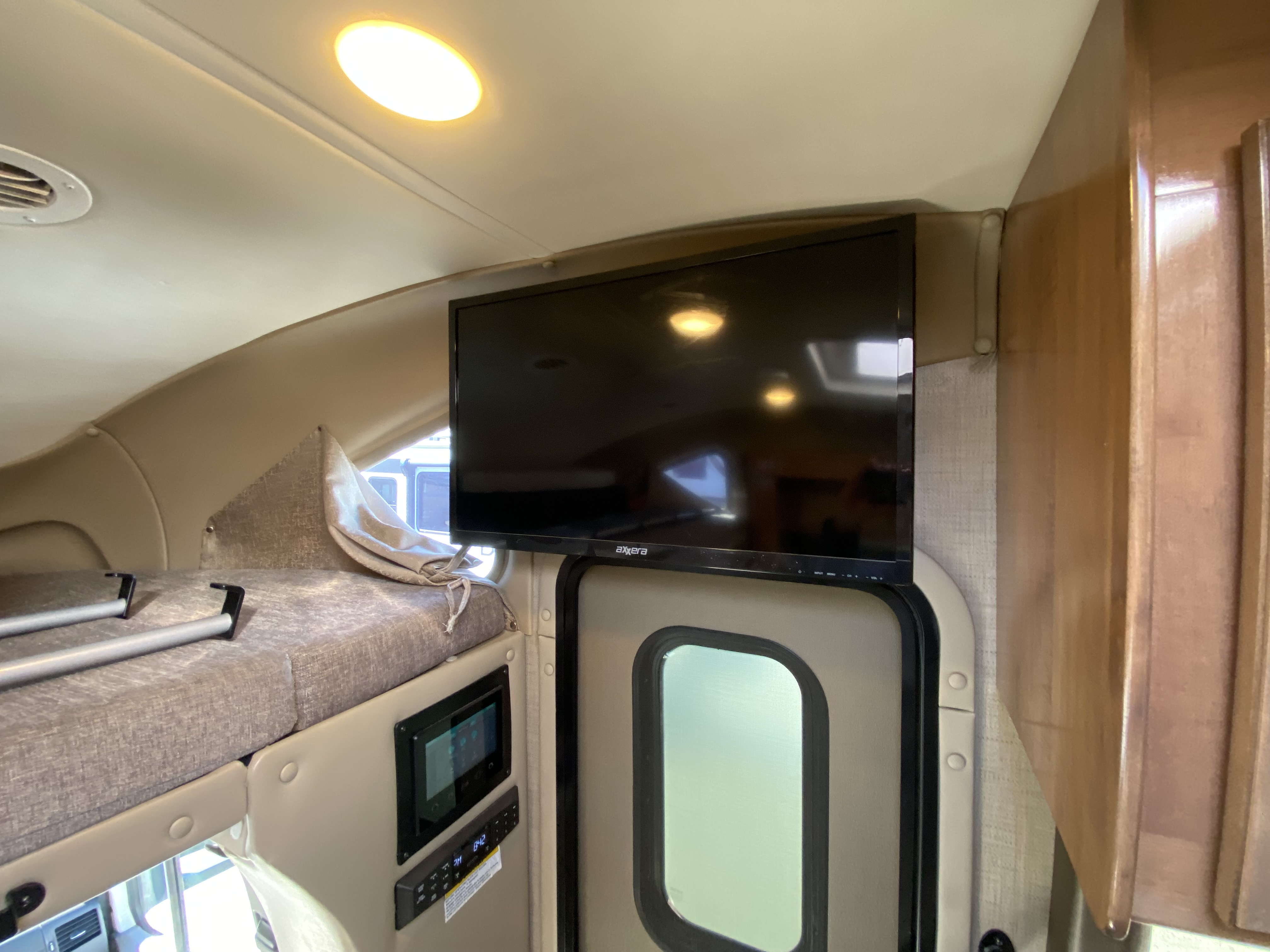 2019 THOR MOTOR COACH SYNERGY SS24 - Image 10