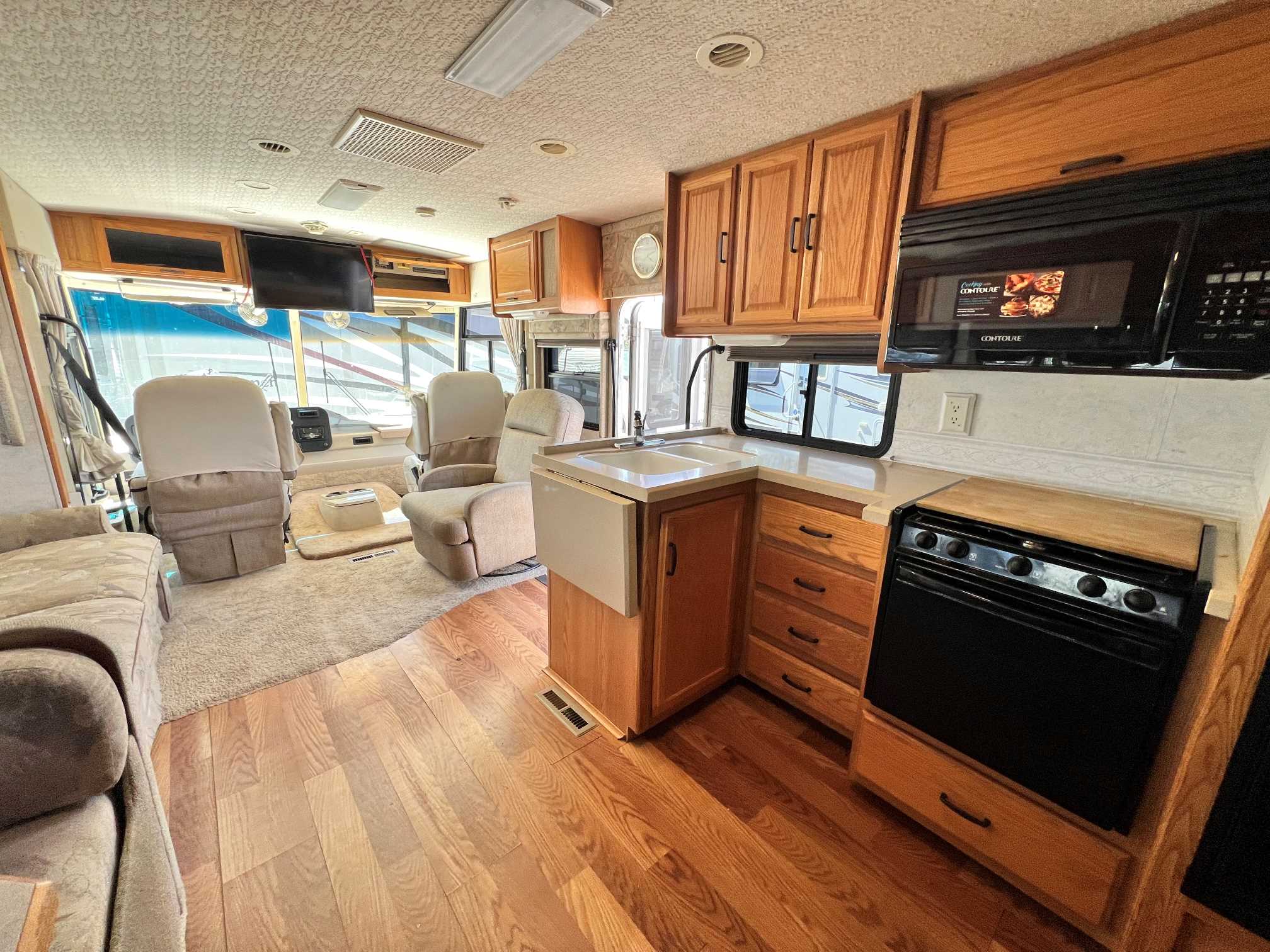 2004 Winnebago Brave 32V - Image 10