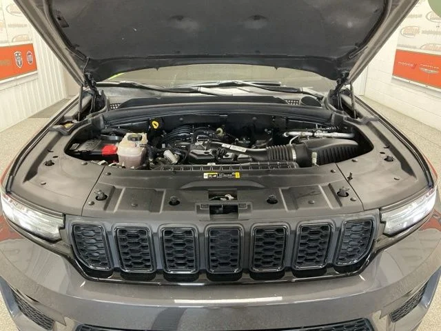 2023 Jeep Grand-Cherokee-L Laredo Altitude 4x4 - Image 10