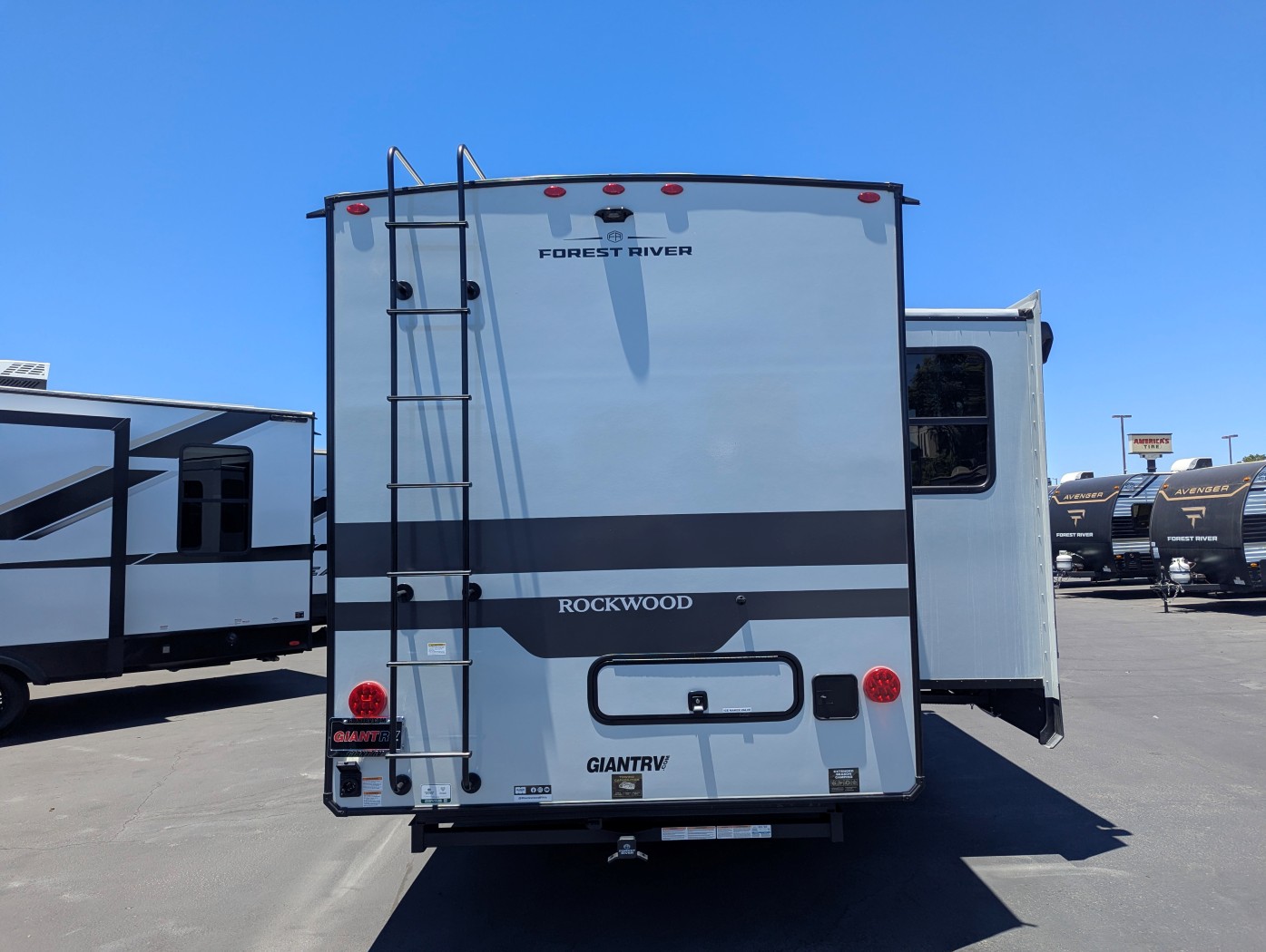 2026 Forest River Rockwood Signature R371RK - Image 7