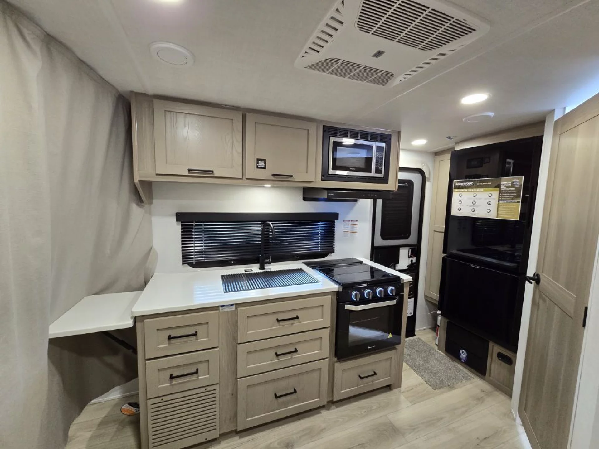 2026 FOREST RIVER ROCKWOOD MINI LITE 2109S - Image 10