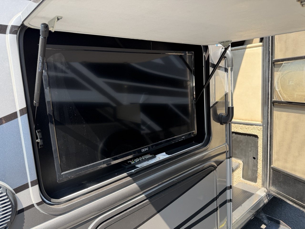 2017 Thor Motor Coach Four Winds Super C 35SB - Image 4