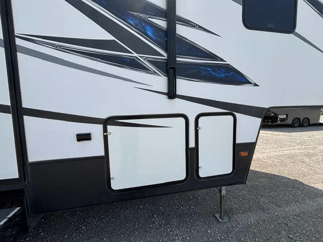 2018 Dutchmen Voltage Triton 3551 - Image 7