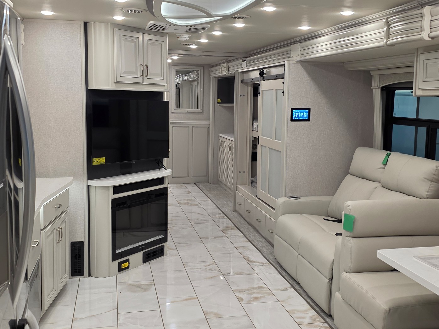2026 Fleetwood Discovery 38N - Image 23
