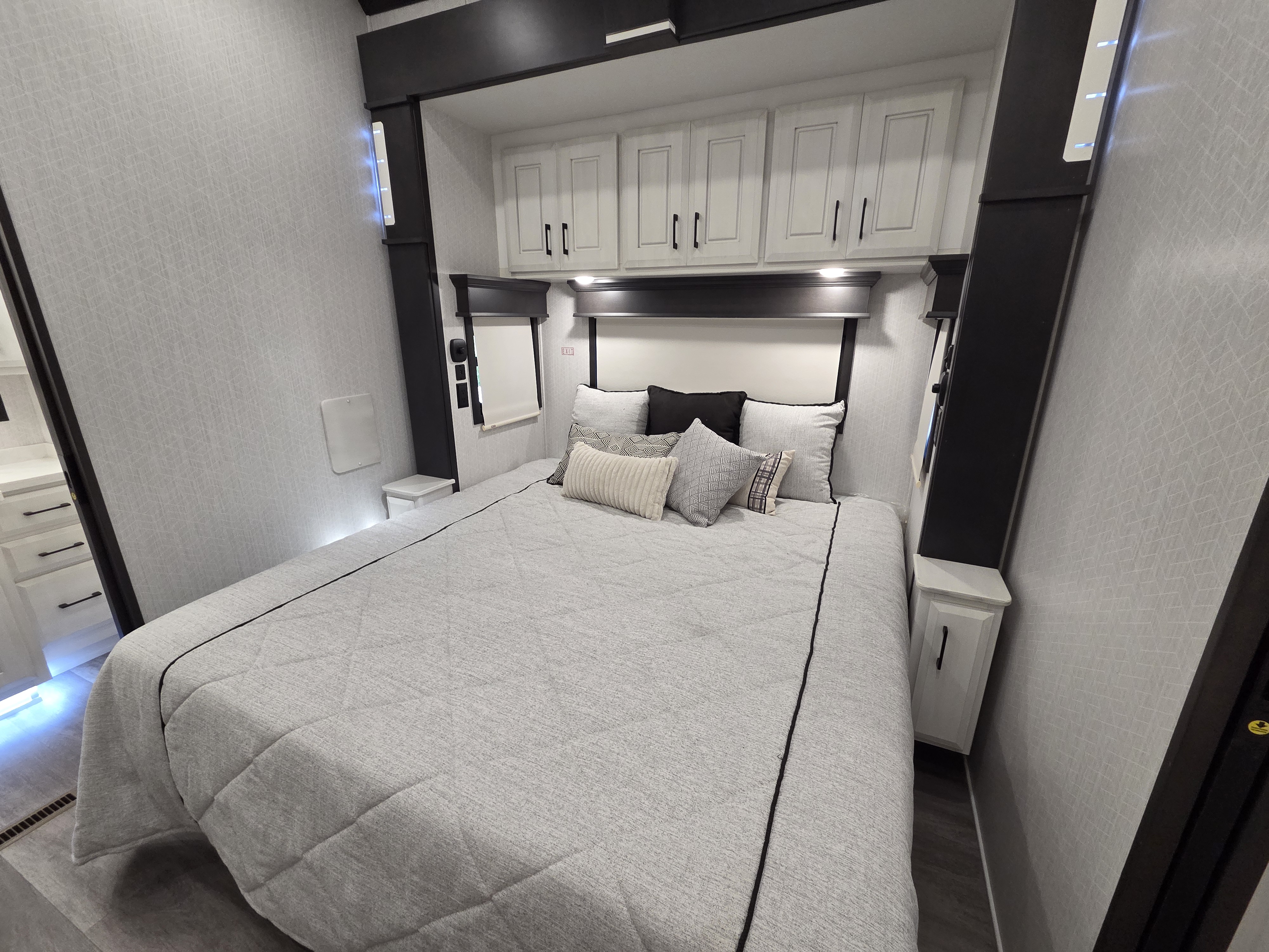 2022 DRV Mobile Suites 41FKMB - Image 16