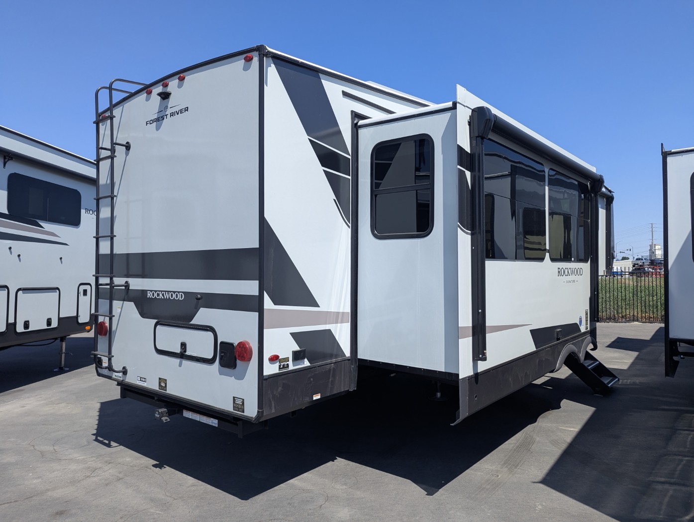 2026 Forest River Rockwood Signature R371RK - Image 5