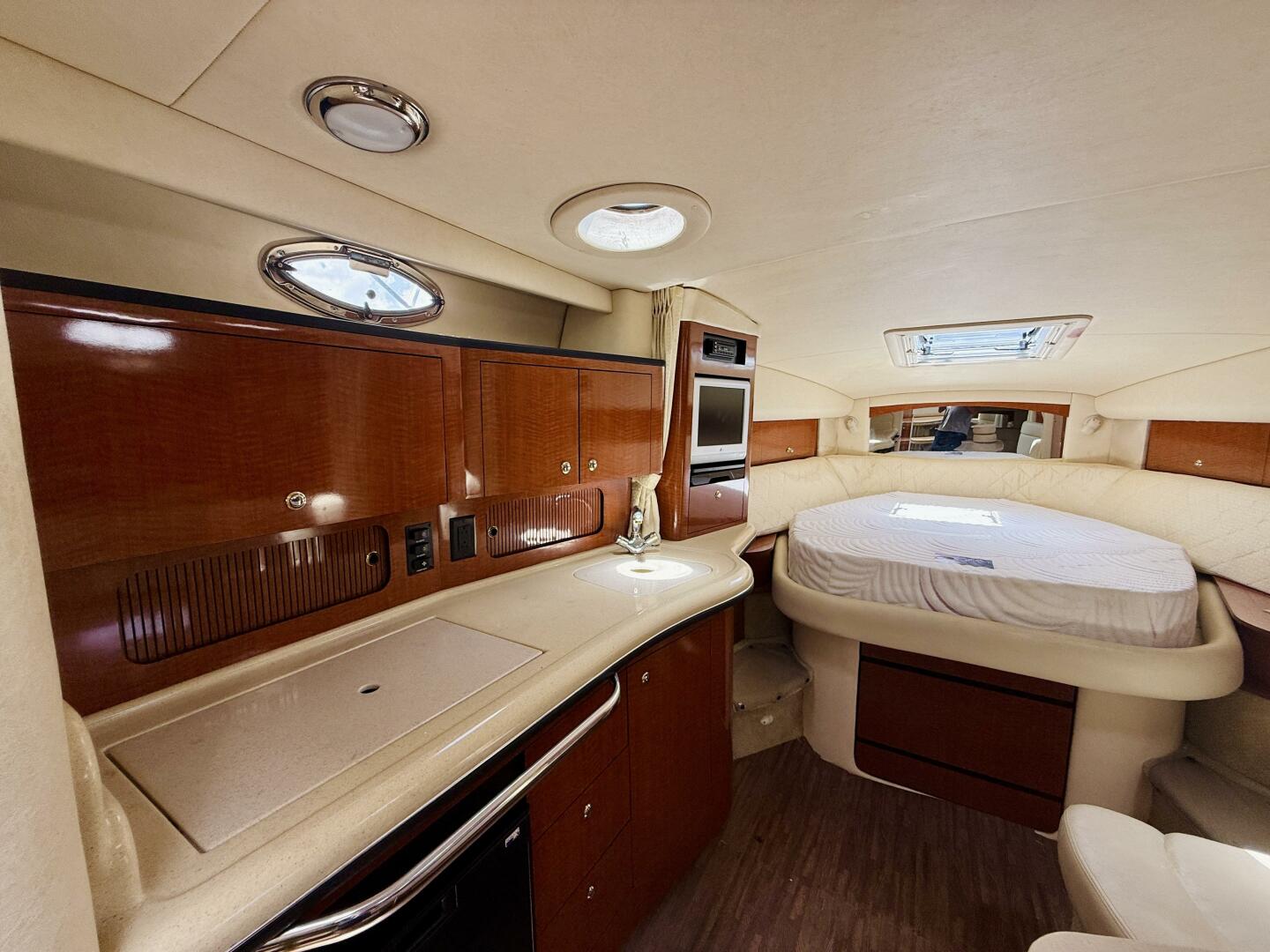 2004 Sea Ray 320 Sundancer - Image 18
