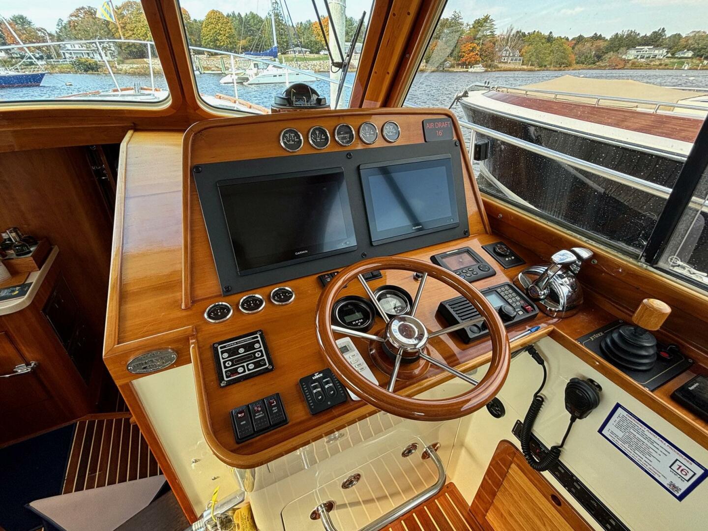 2005 Hinckley Talaria 44 Motor Yacht - Image 15