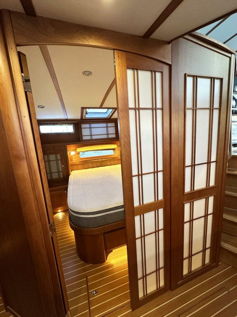 2018 Sabre 48 Flybridge Sedan - Image 15