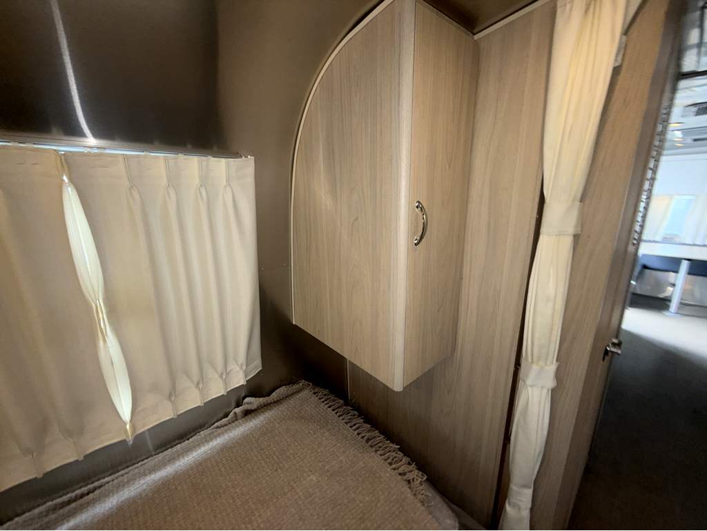 2024 AIRSTREAM GLOBETROTTER 27FB TWIN - Image 26