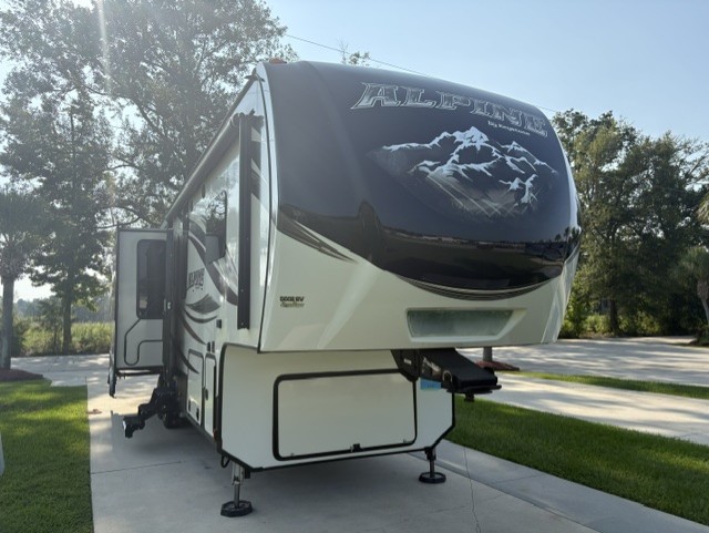 2017 Keystone ALPINE 3400rs - Image 1