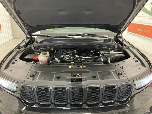 2024 Jeep Grand-Cherokee-L Laredo Altitude 4x4 - Image 10
