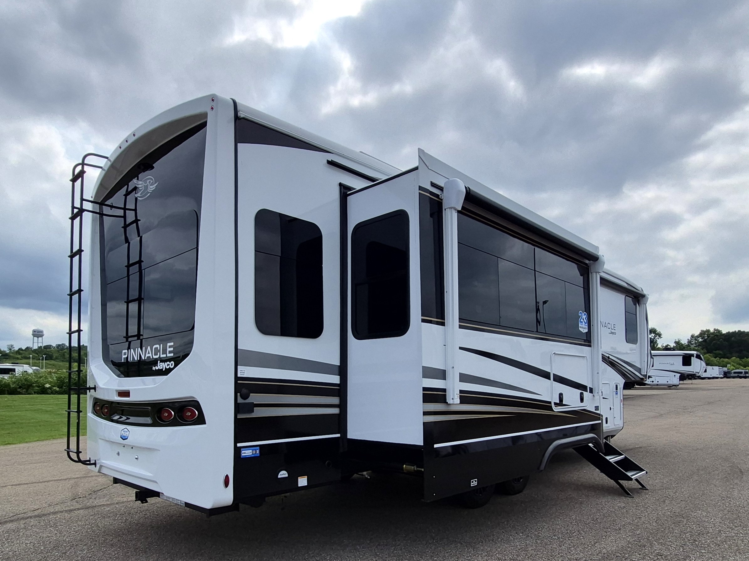 2027 JAYCO PINNACLE 32RLTS - Image 4
