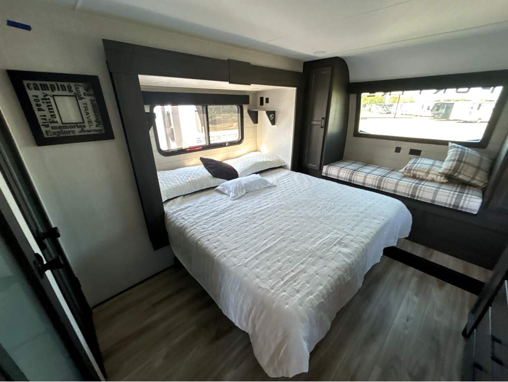 2026 VENTURE RV SPORTTREK 363VFR - Image 25