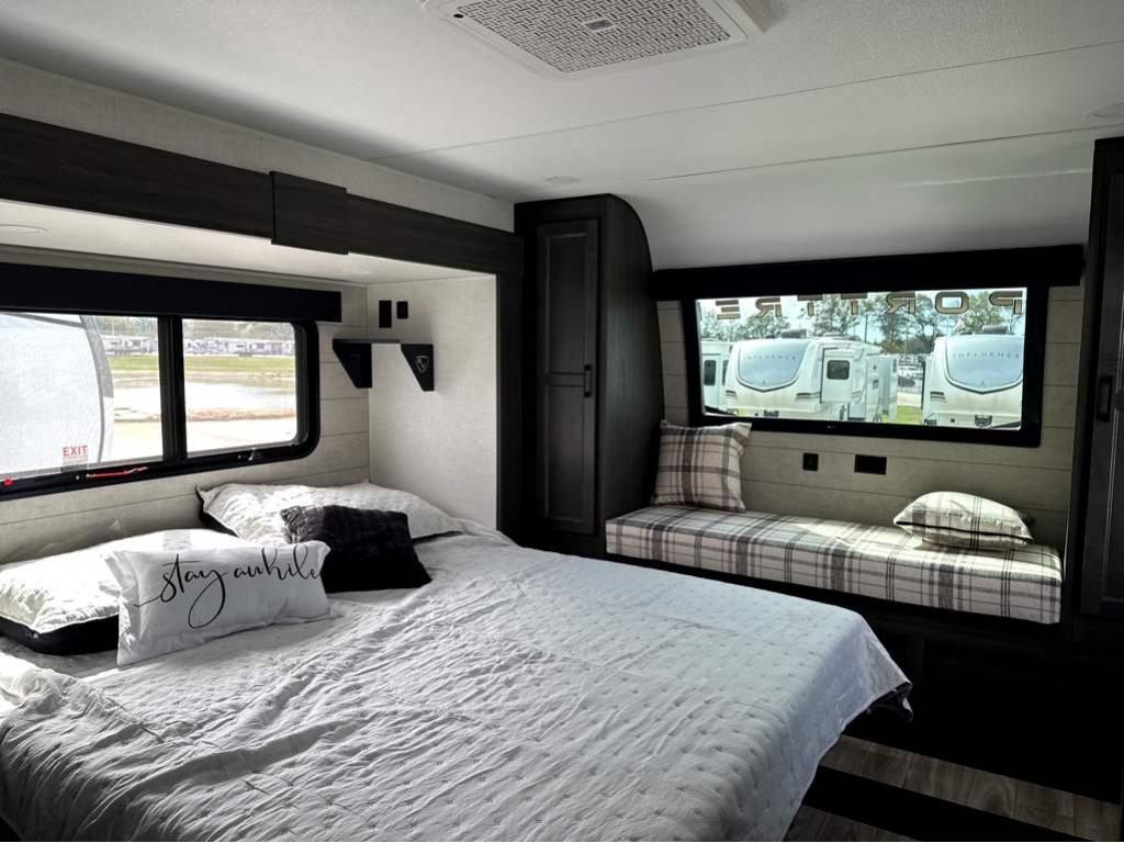 2026 VENTURE RV SPORTTREK 353VIK - Image 33