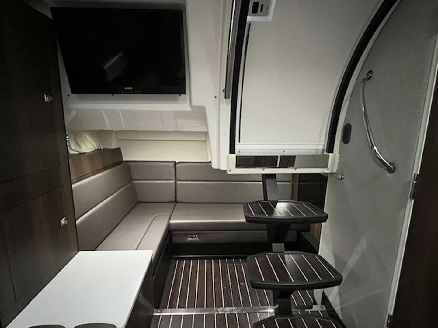 2018 Monterey 335 Sport Yacht - Image 4