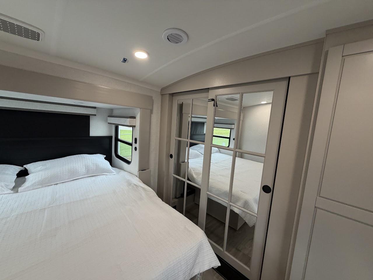 2027 JAYCO NORTH POINT 375TBDB - Image 60
