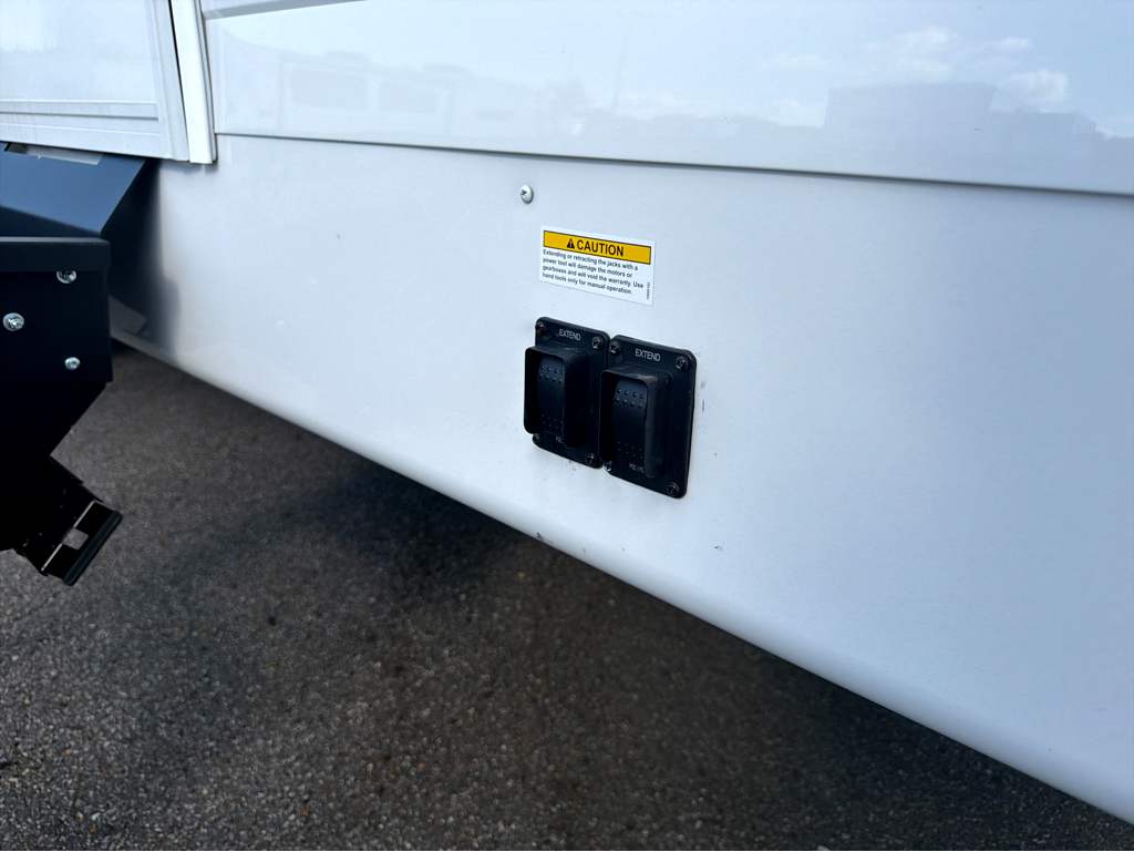 2027 VENTURE RV SIENNA 241VRD - Image 11