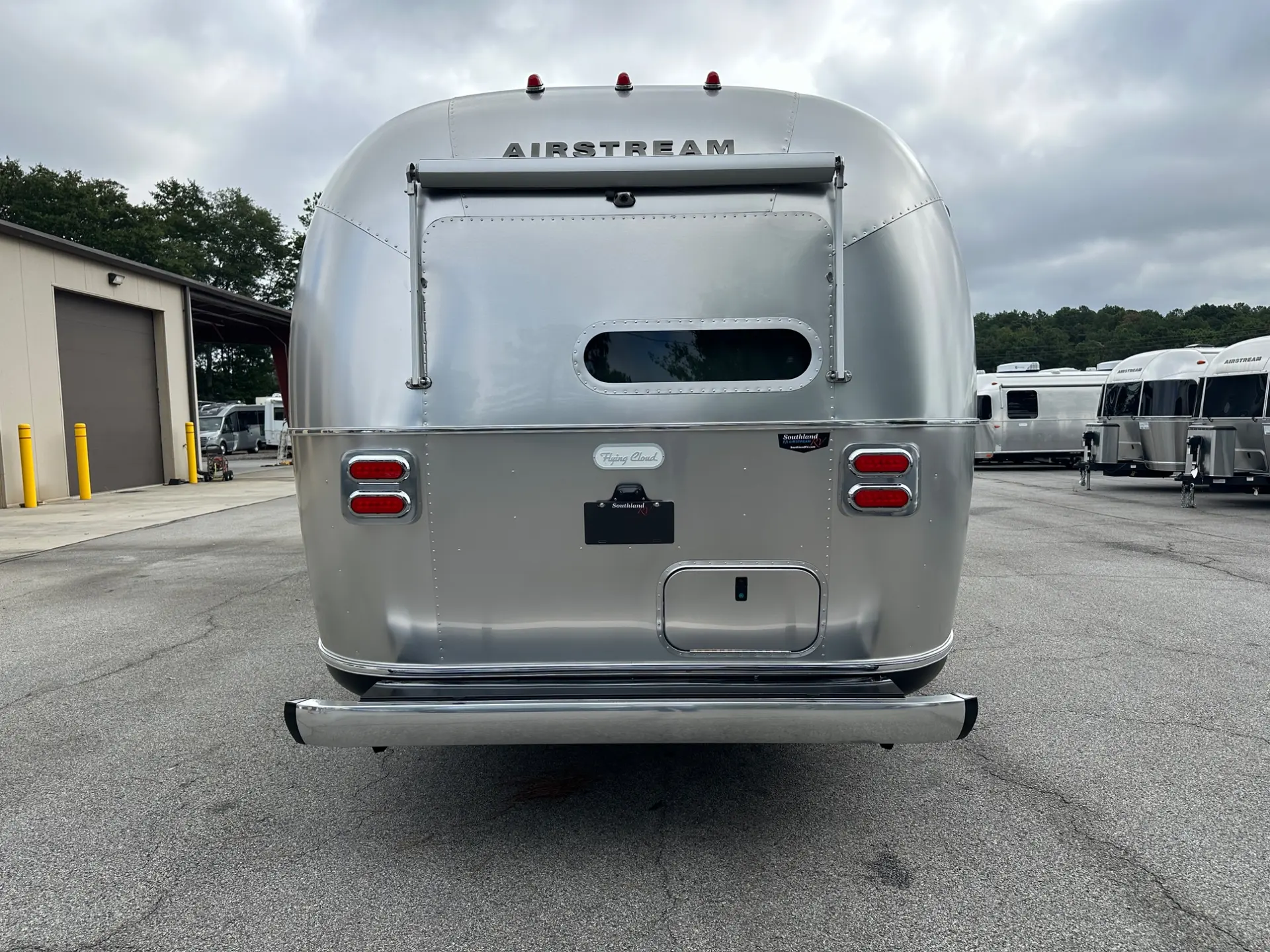 2027 Airstream Flying Cloud 30FB Bunk - Image 7
