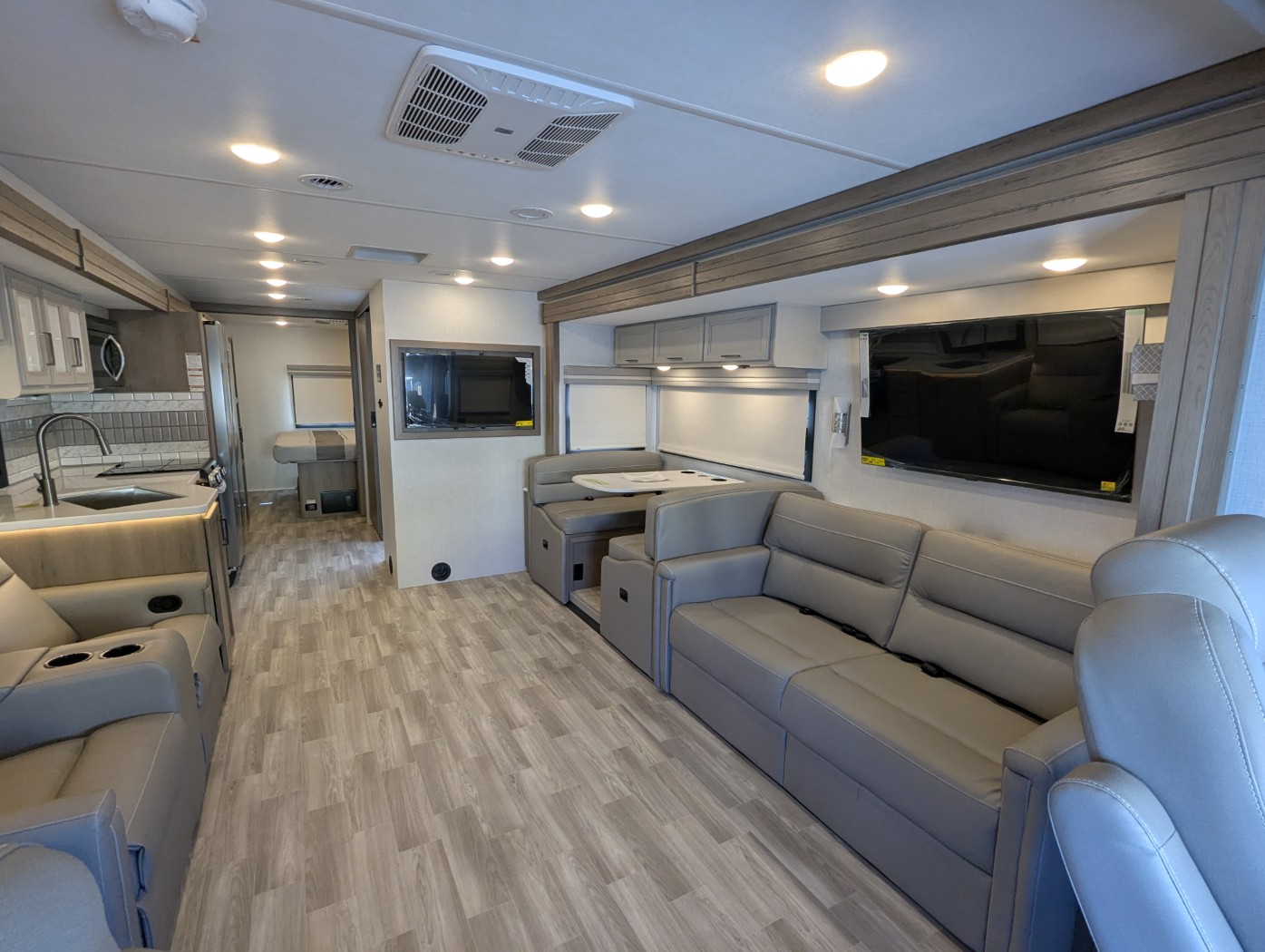 2026 Thor Motor Coach Windsport 35R - Image 13