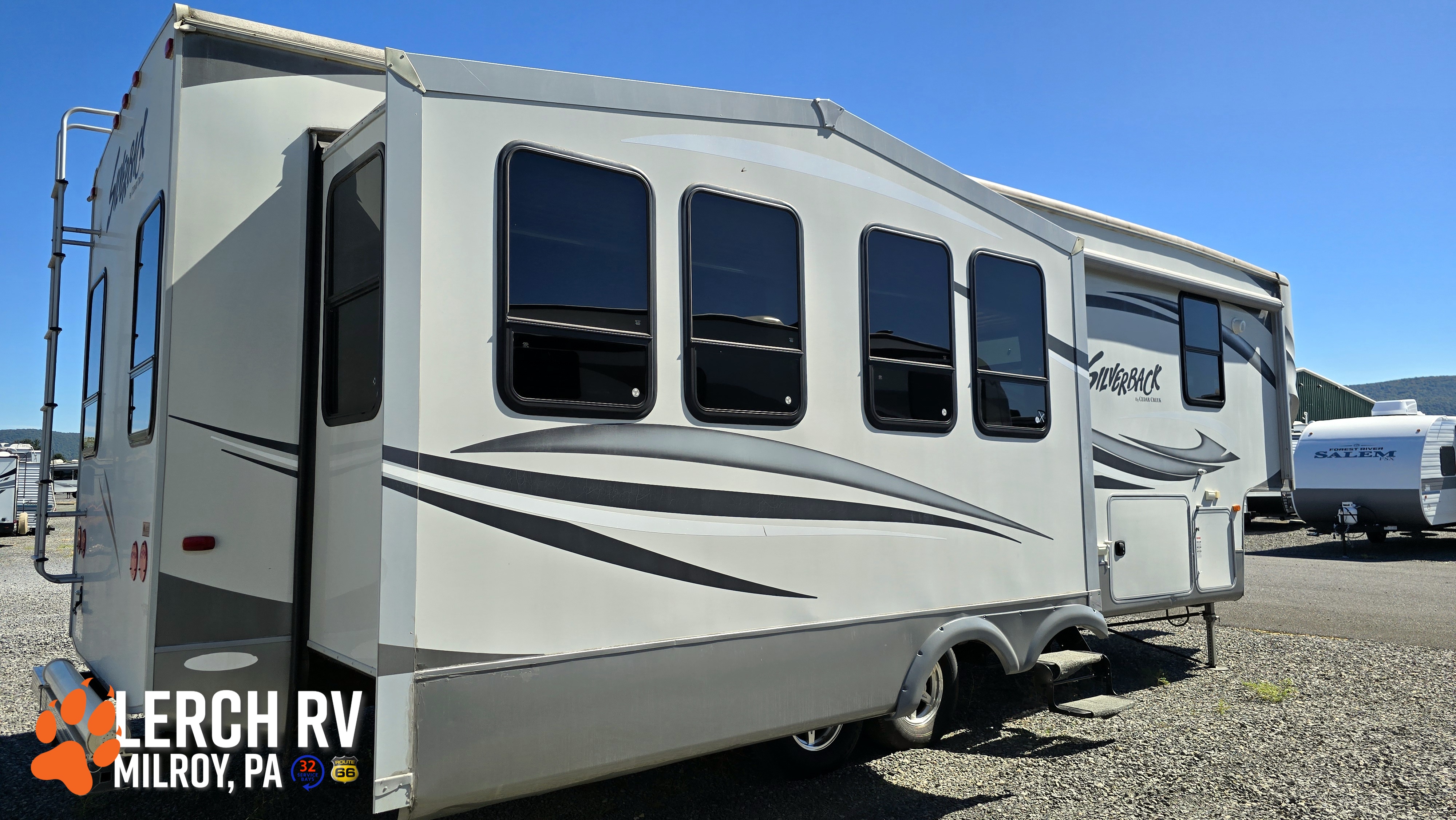 2013 FOREST RIVER CEDAR CREEK SILVERBACK 29RE - Image 6