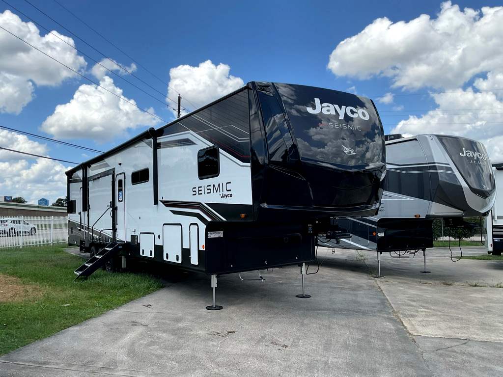 2027 JAYCO SEISMIC 413 - Image 2