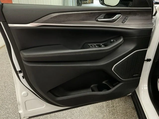 2023 Jeep Grand-Cherokee-L Laredo Altitude 4x4 - Image 10