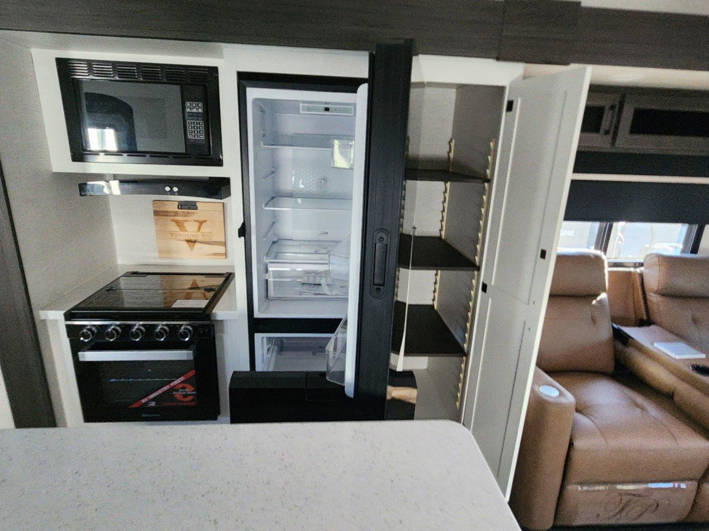 2026 VENTURE RV SPORTTREK 333VMI - Image 6